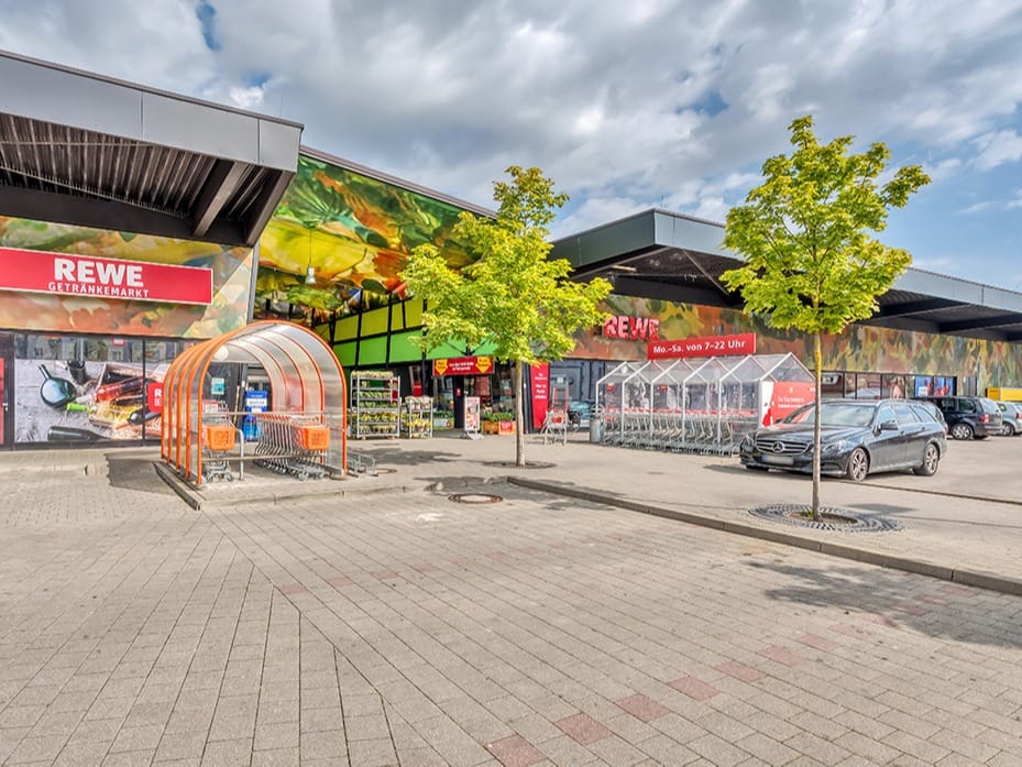 Außenansicht & Getränkemarkt