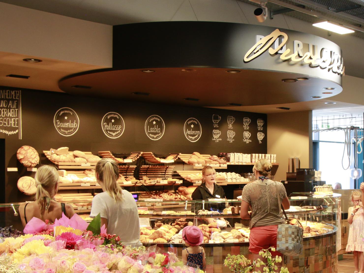 In der Vorkassenzone gibt es die Bäckerei Purucker und ein Cafe zum verweilen.