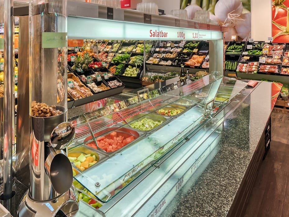 Salatbar in der Obstabteilung