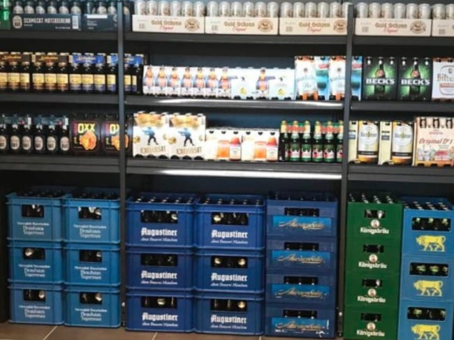 Im begehbaren Kühlhaus stehen viele alkoholische Getränke bereit.