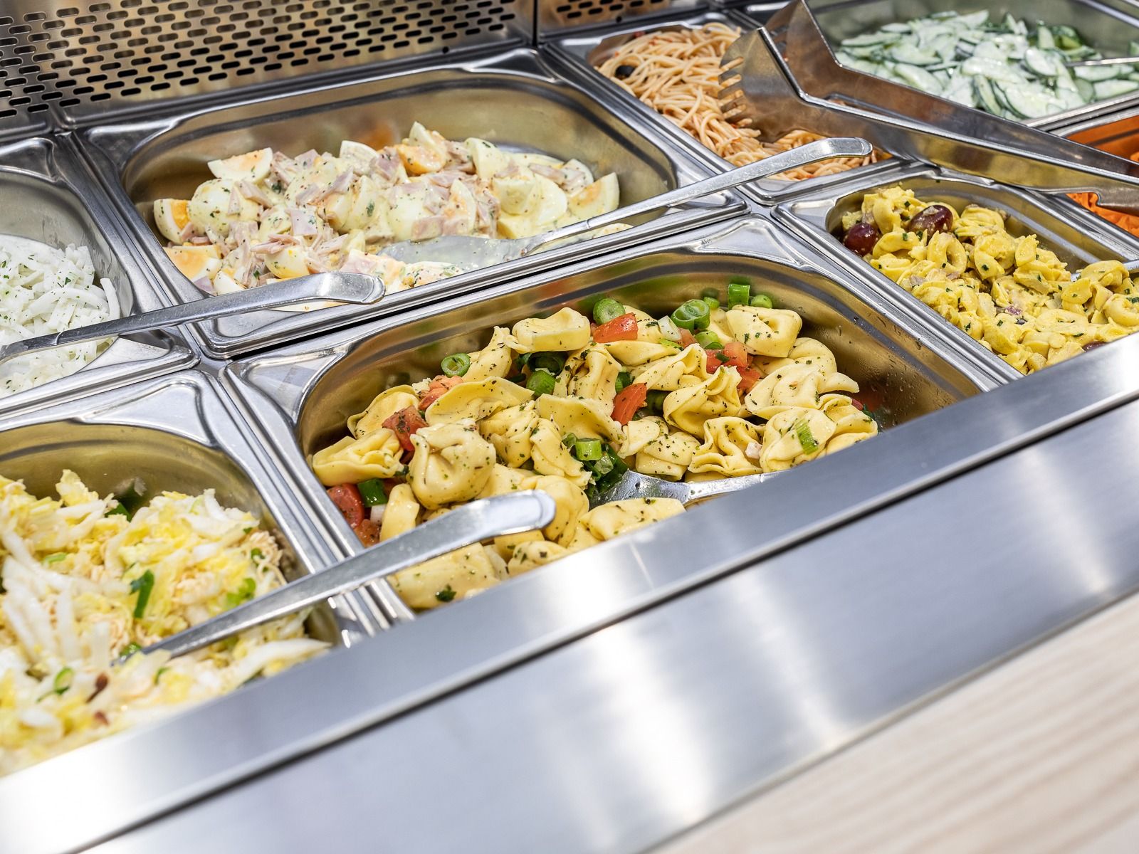 Täglich mehrere Salate aus eigener Herstellung