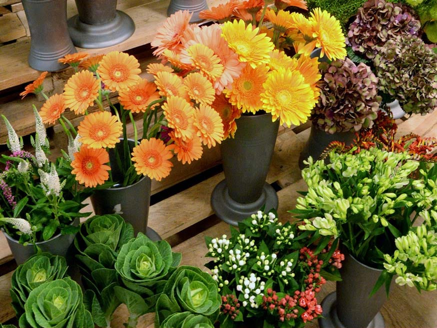 Unsere Blumensträuße werden von der Mitarbeiterin frisch gebunden. Sagen Sie uns einfach, wen Sie zu welchem Anlass beschenken wollen.