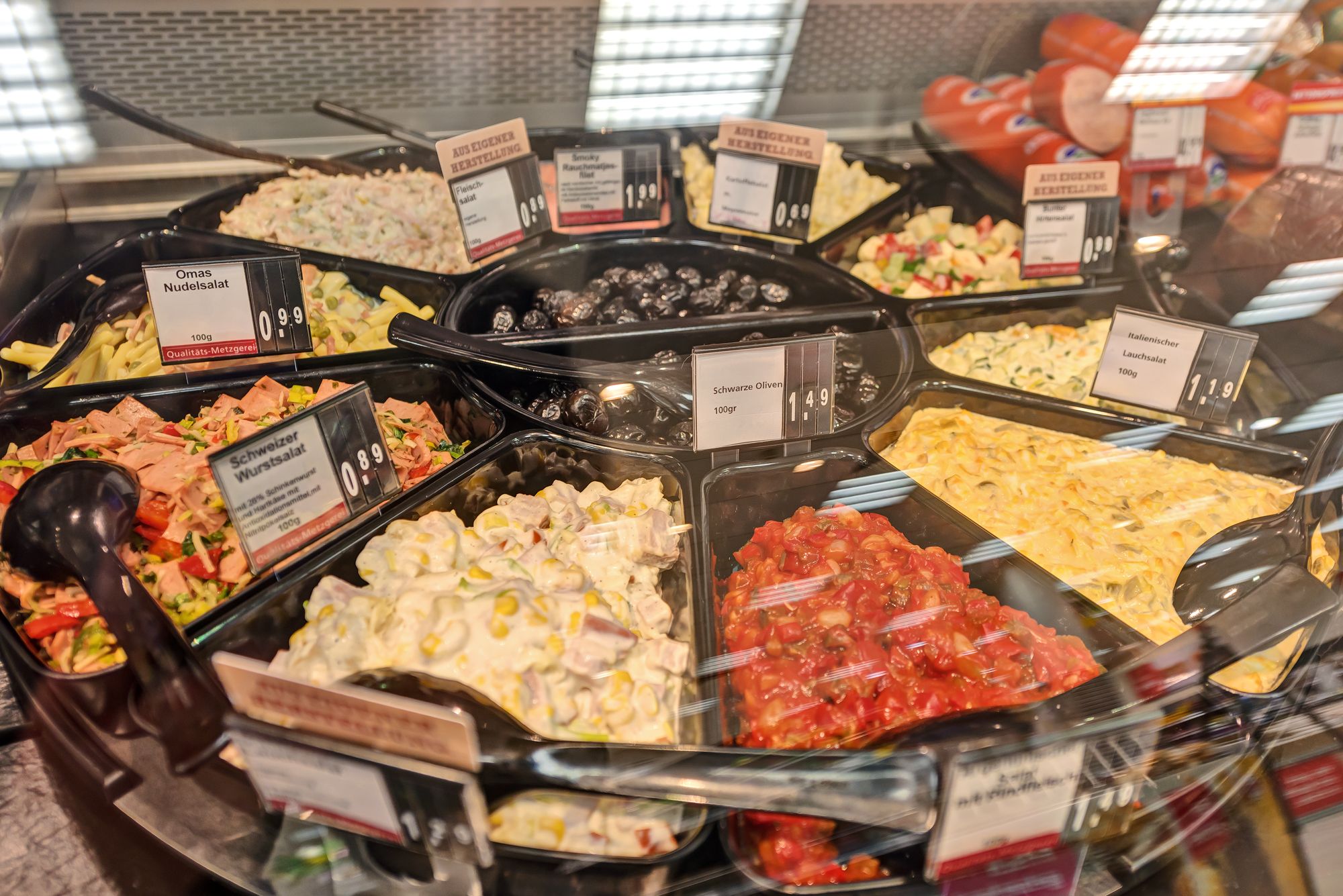 Salat‑ und Feinkostauswahl an der Bedientheke