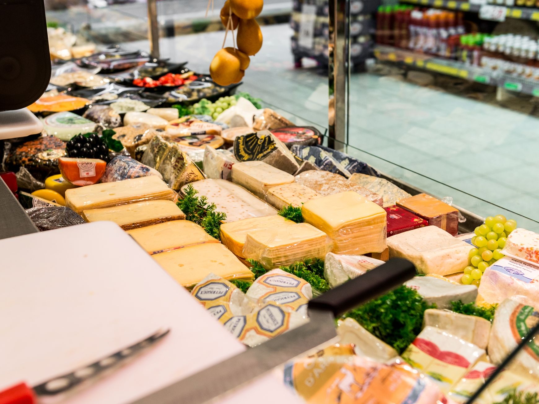 Käse aus der ganzen Welt finden Sie an unserer Bedienungstheke