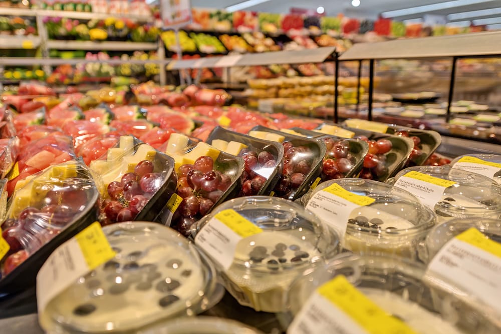 Leckere, gesunde Snacks gefällig? Dann nichts wie zugegriffen bei unseren fertigen Frucht-Leckereien in der Obstabteilung.