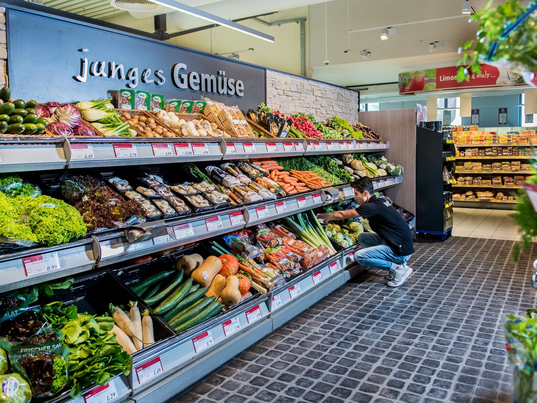 Obst und Gemüse aus der ganzen Welt und vom Feld gegenüber