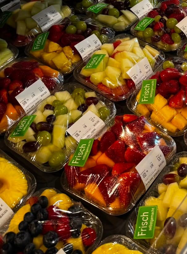 Frisch zubereitete Obstsalate im Kühlregal