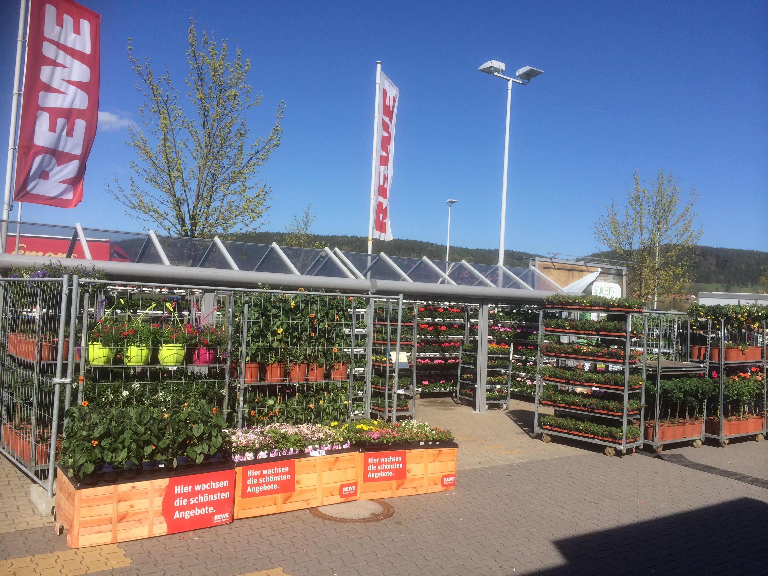 Jedes Frühjahr großer Blumen Außenverkauf.