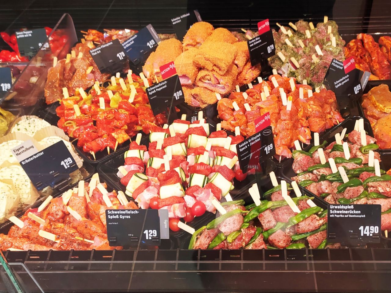 Bunte Variation an Wurstspießen