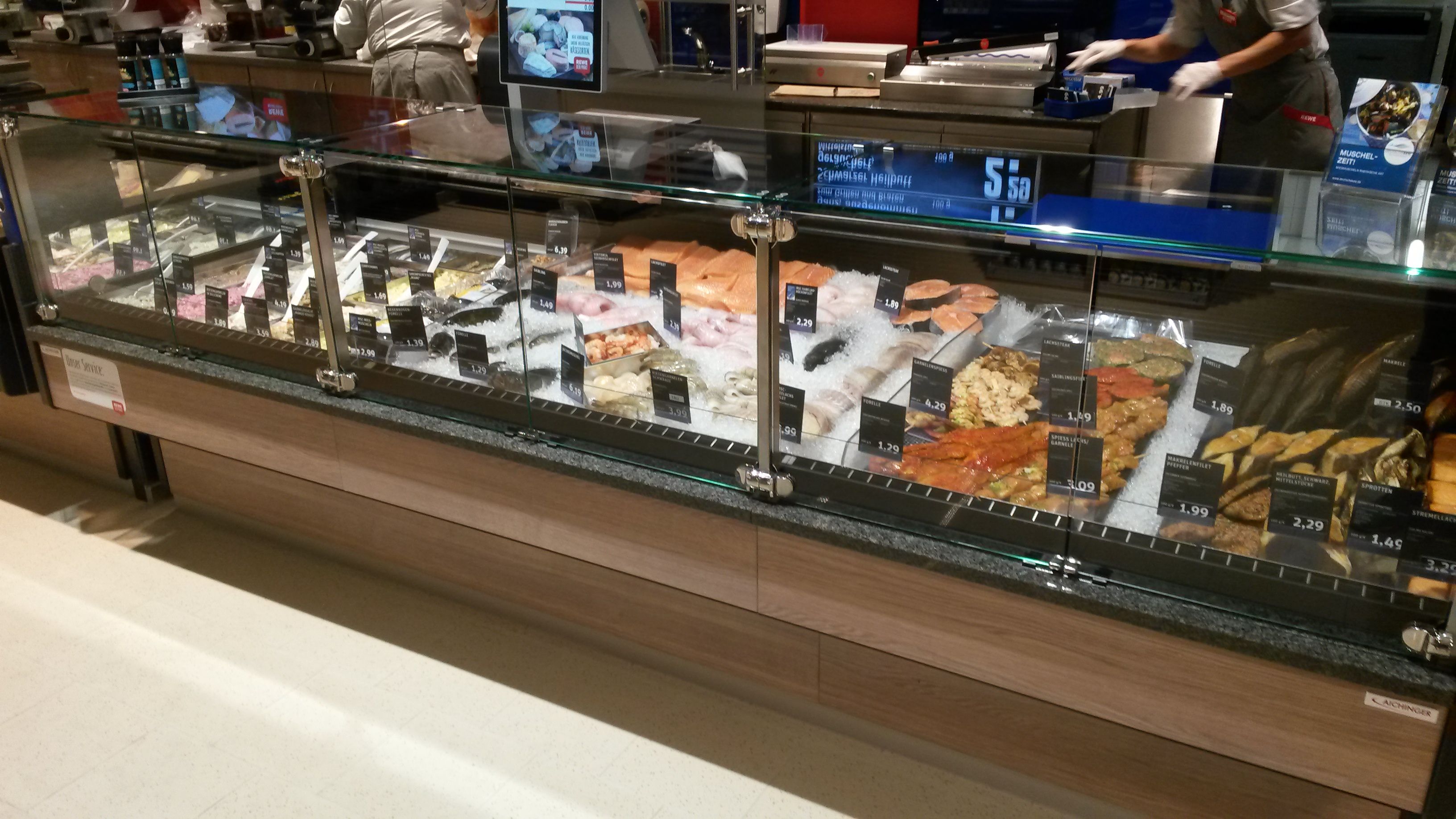 Fischtheke mit Frischfisch und Fischsalaten
