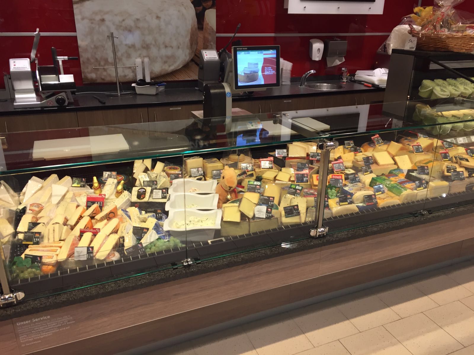 Käsetheke bei REWE Fuchs Luisenthaler Str. 2b