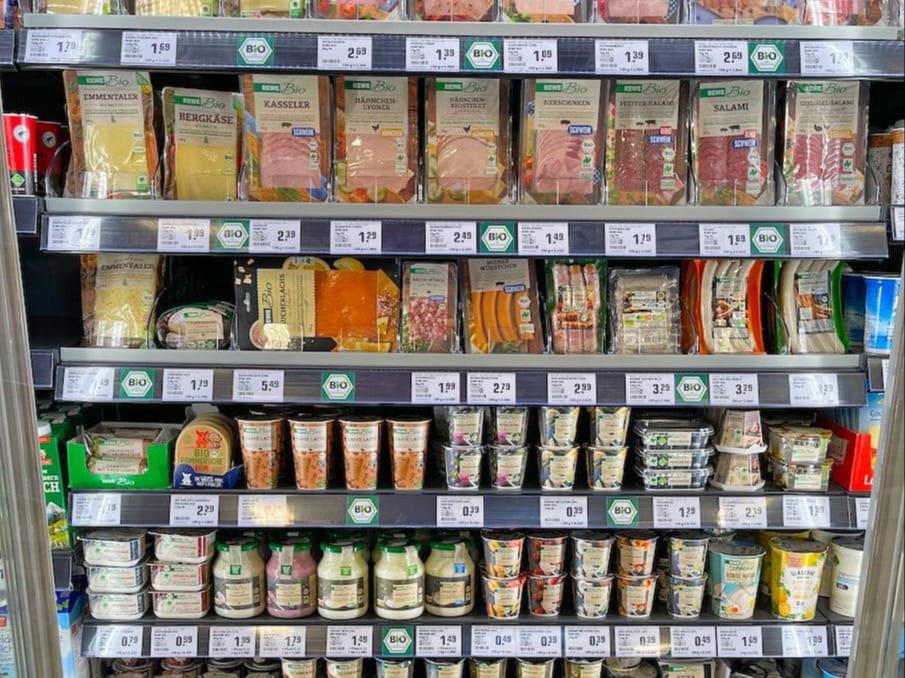 Käse und Wurst im Kühlregal