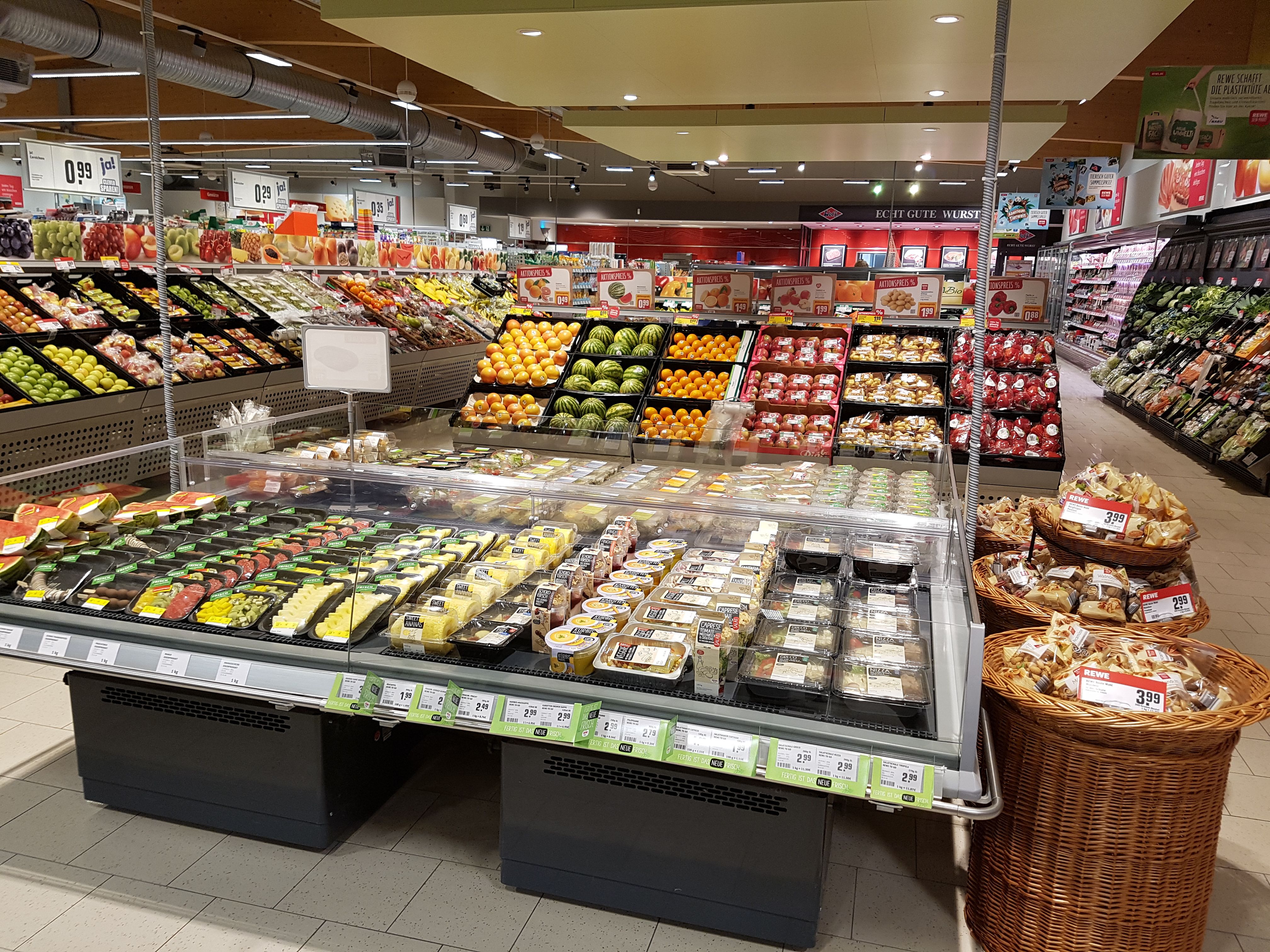 Nach unseren Umbau präsentieren wir unser frisches Obst und Gemüse auf einer breiteren Fläche.