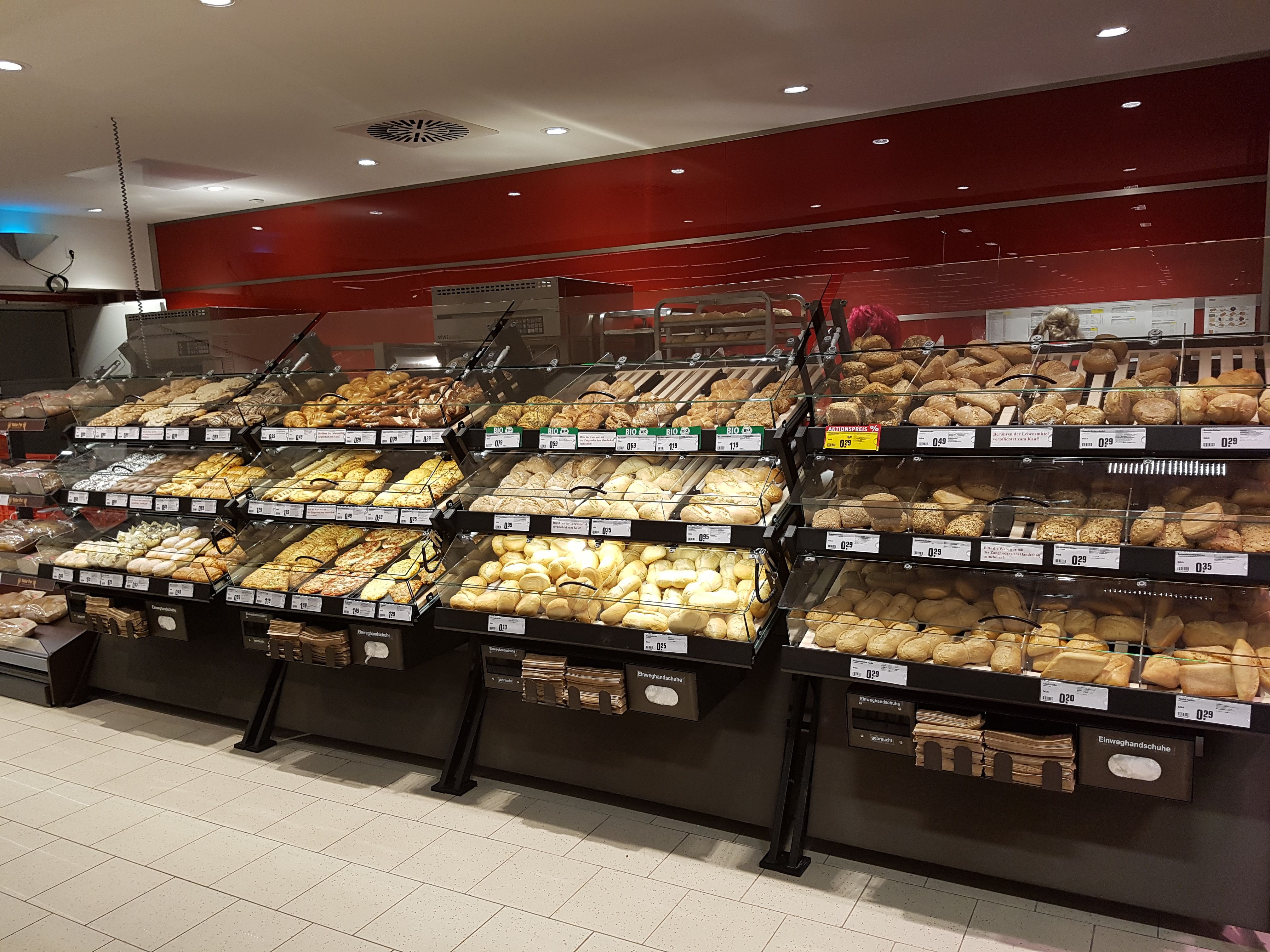 Unser Angebot von frischen Backwaren, Snacks und süßen Teilchen wurde erweitert.