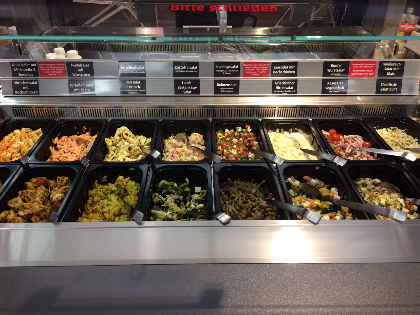 Eine Salatbar sorgt für abwechslungsreiche, frische Salatkreationen