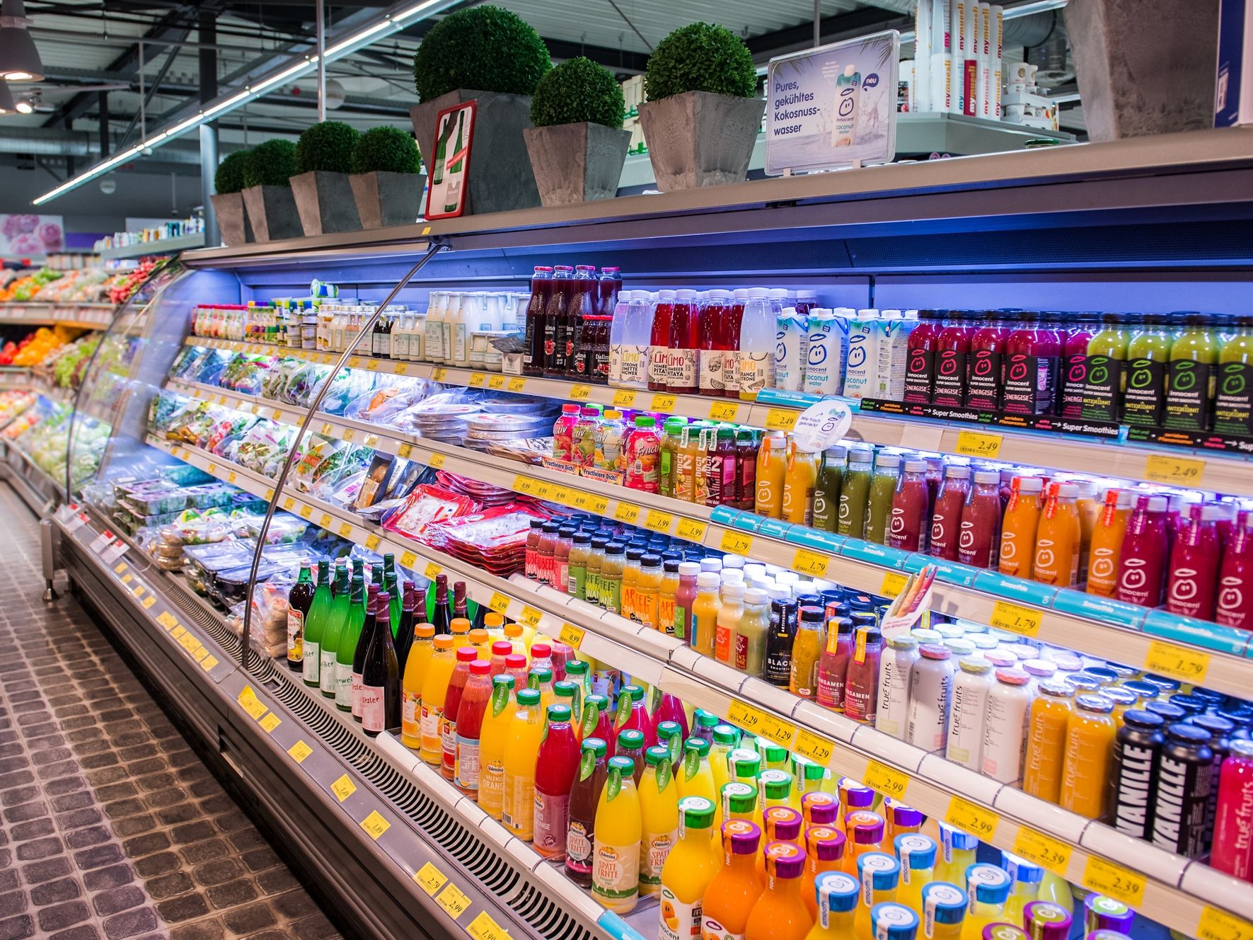 Vitamine soweit das Auge reicht - unsere Auswahl an Smoothies, frischen Säften und geschnittenen Salaten