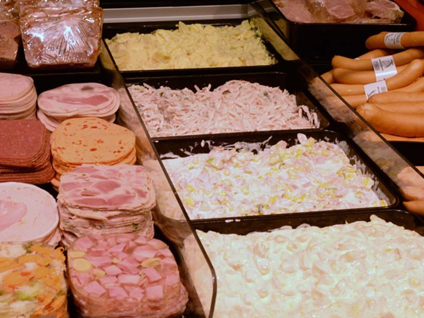 Unser Fleischer empfiehlt: Aufschnitt täglich frisch zugeschnitten.