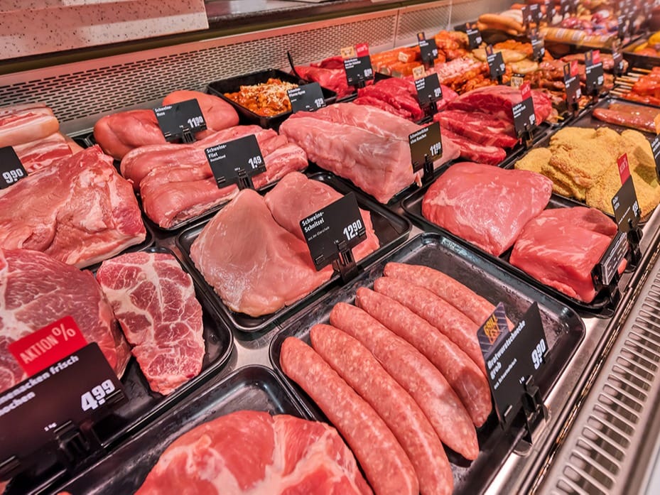 frisches Fleisch von der Bedientheke