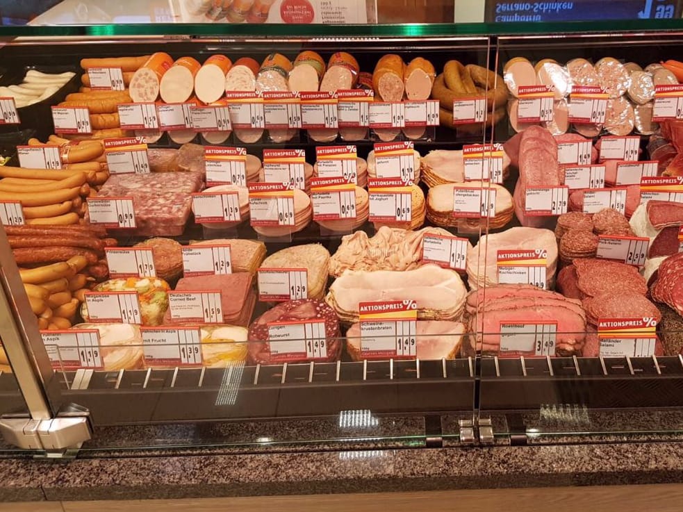 Wir haben eine große Auswahl an Wurst und Käse!