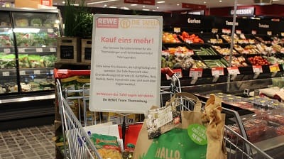 Spenden von Kunden für die Tafel