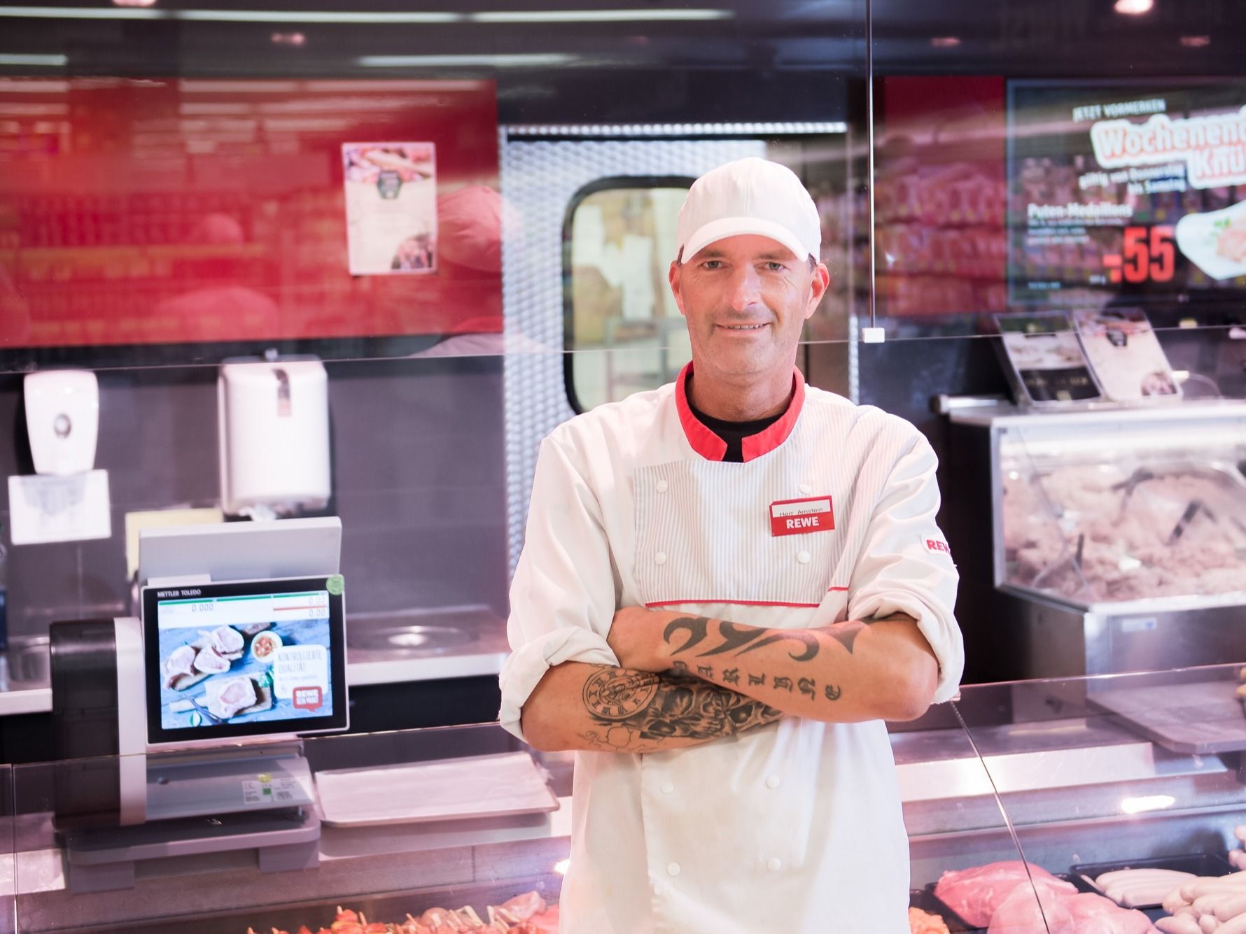 Herr Amstein: Der Metzger und sein Thekenteam sind gerne für Sie da.