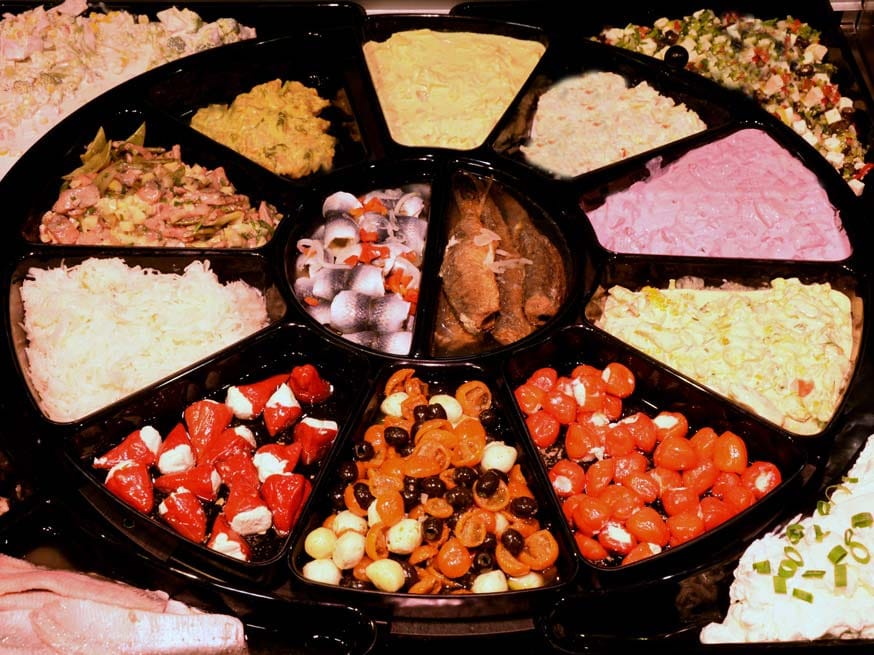 Anti-Pasti, Fleisch- und Fischsalate und noch mehr werden in unserem Hause zum Teil frisch zubereitet.