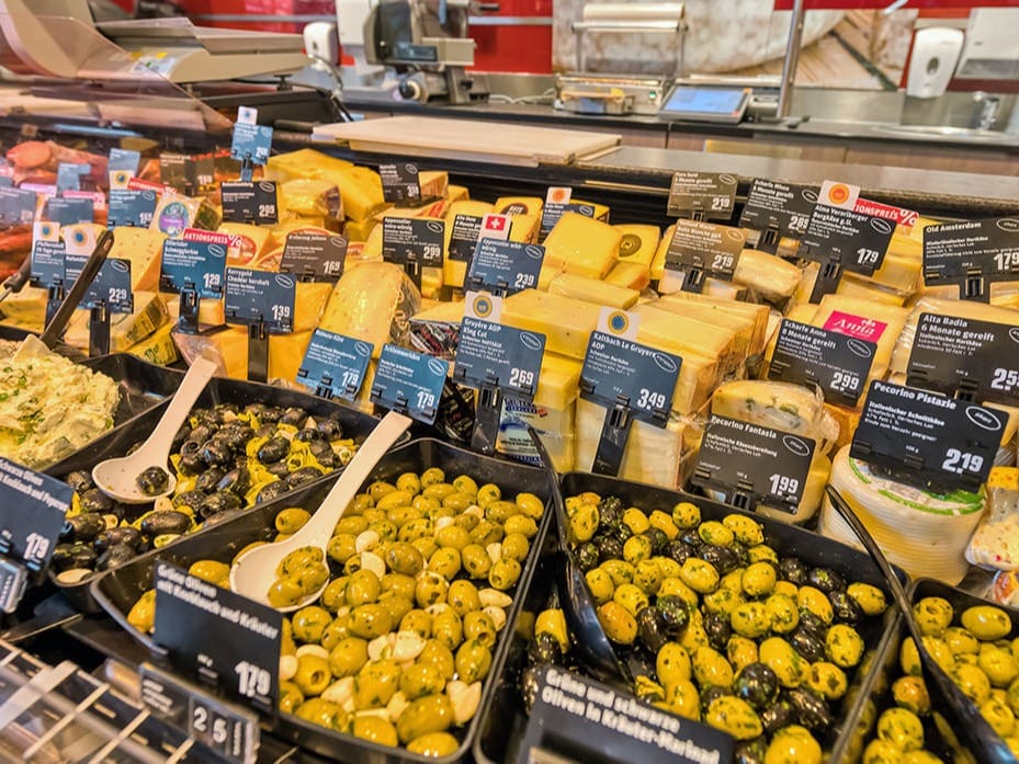 Käse & Spezialitäten Servicetheke