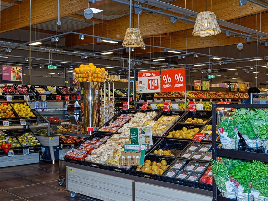 Obst- und Gemüseabteilung mit Saftpresse
