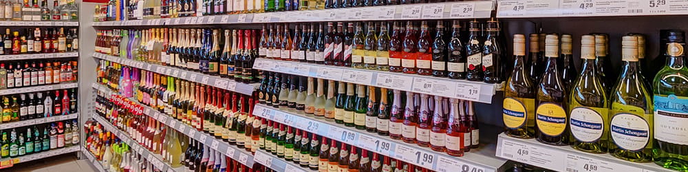 Getränkeregal mit Wein, Sekt und Spirituosen