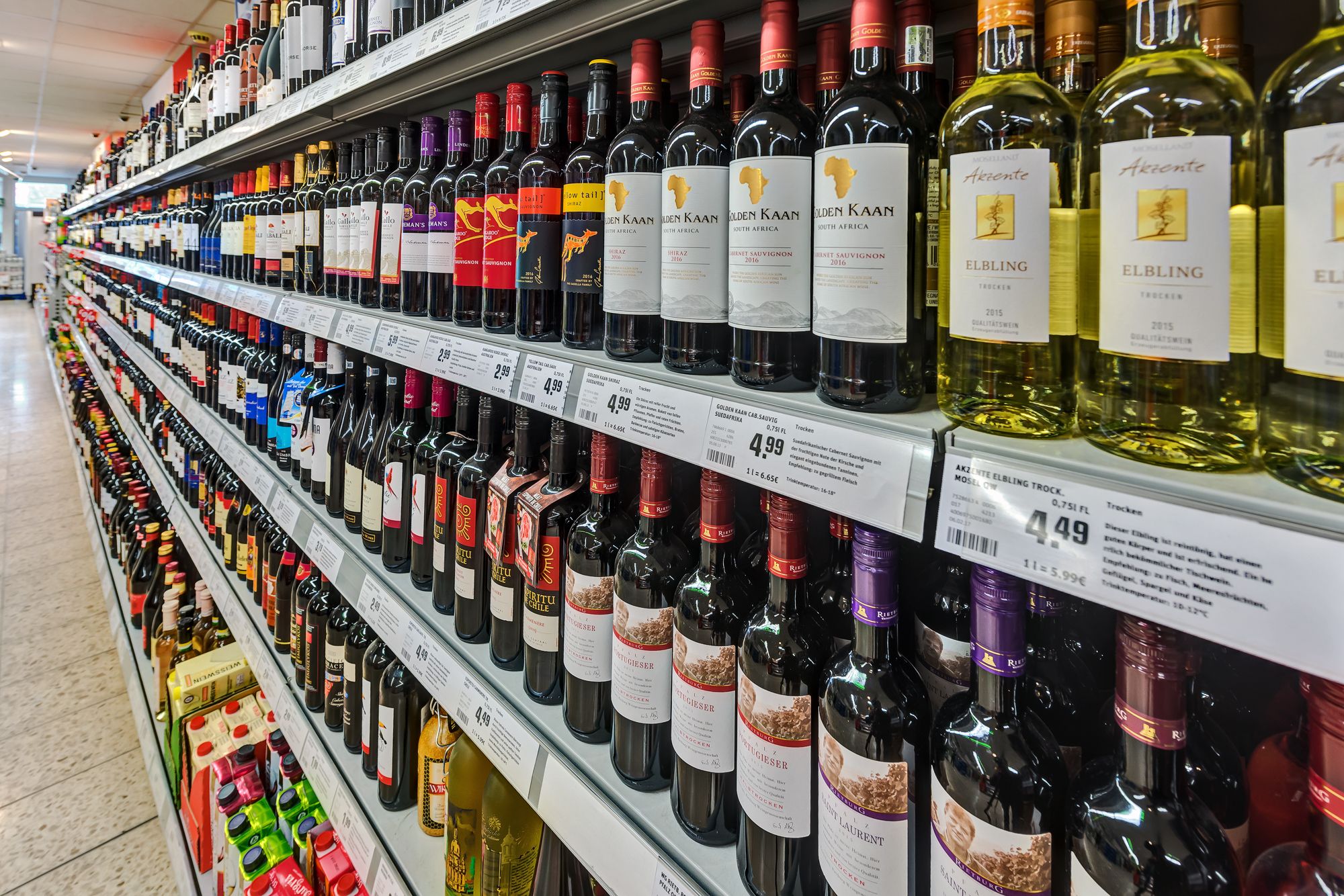Und eine große Auswahl deutscher und internationaler Weine