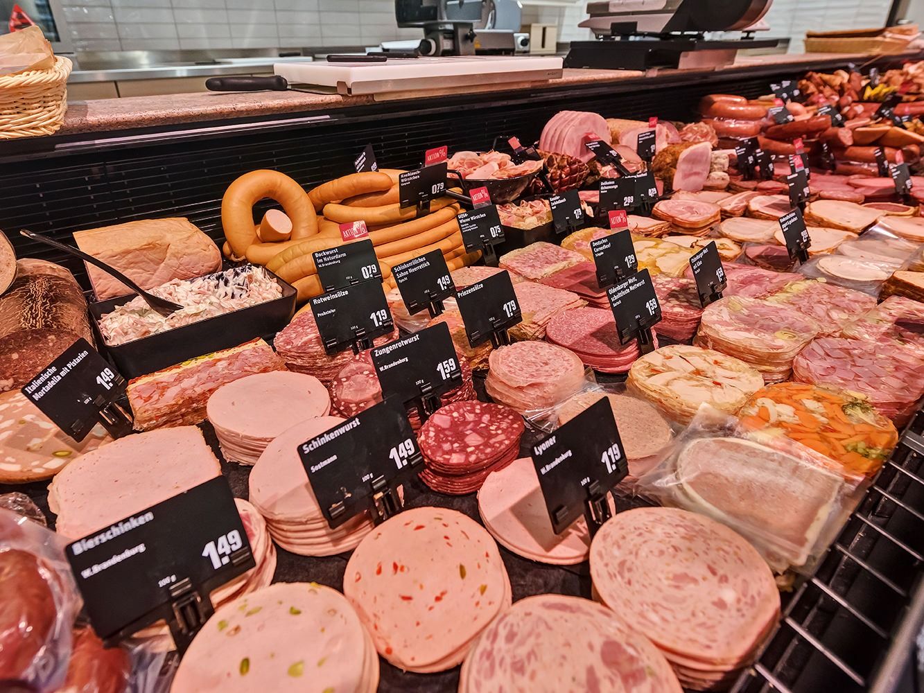 Fleisch, Wurst und Käse Servicetheke