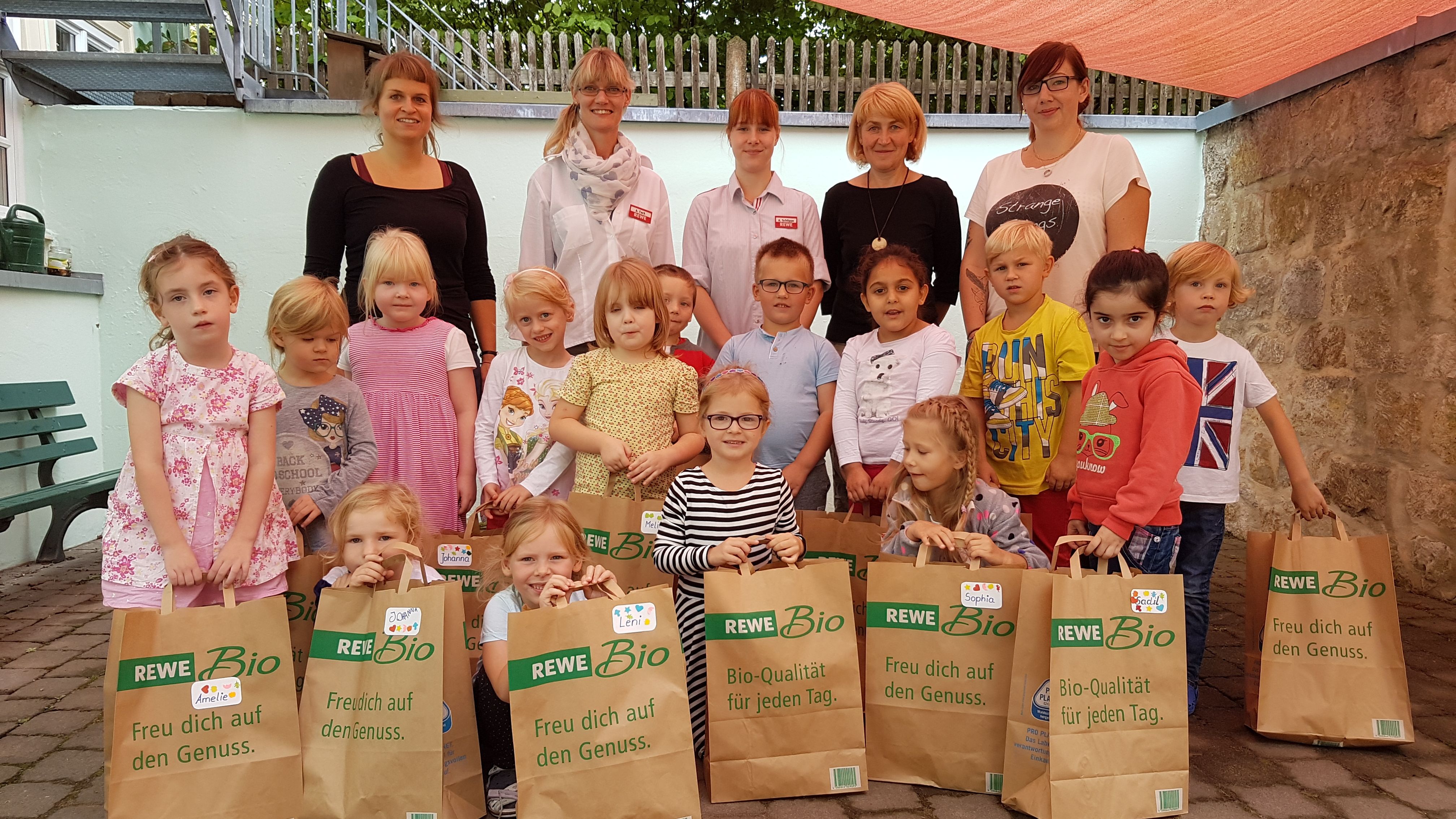 Wie oft am Tag sollt man Obst und Gemüse essen? Das lernten die Vorschulkinder des evangelischen Kindergarten Arnstadt bei einem REWE-Ernährungsworkshop. 