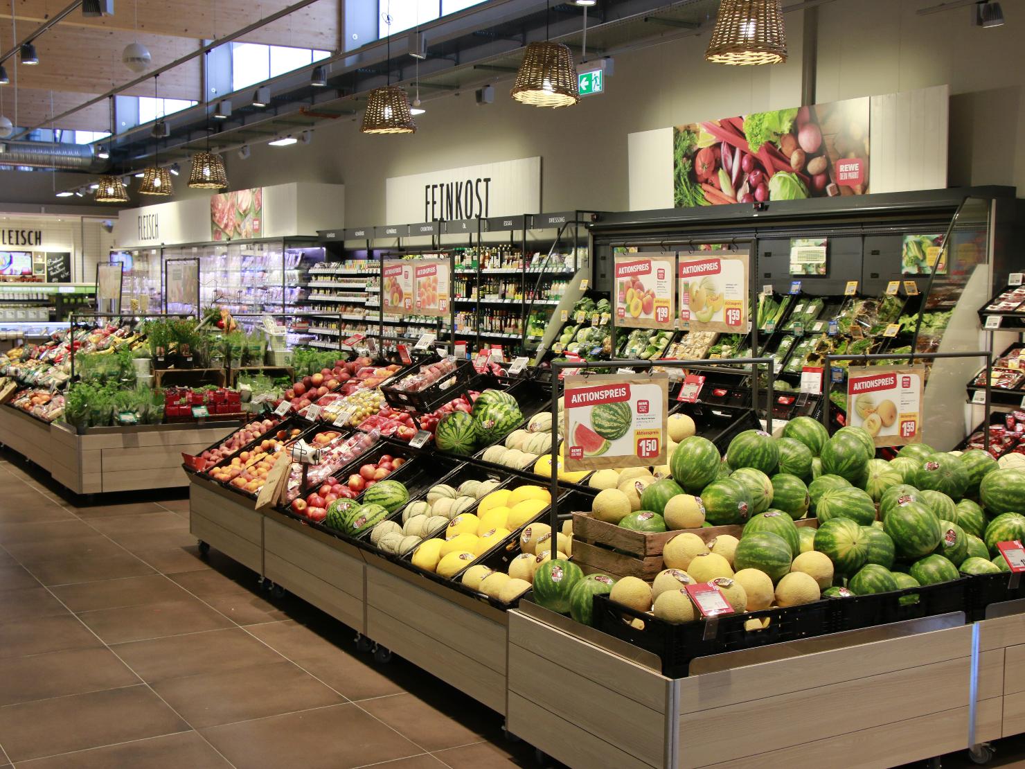 Breite Obst und Gemüseabteilung mit vielen frischen Angeboten