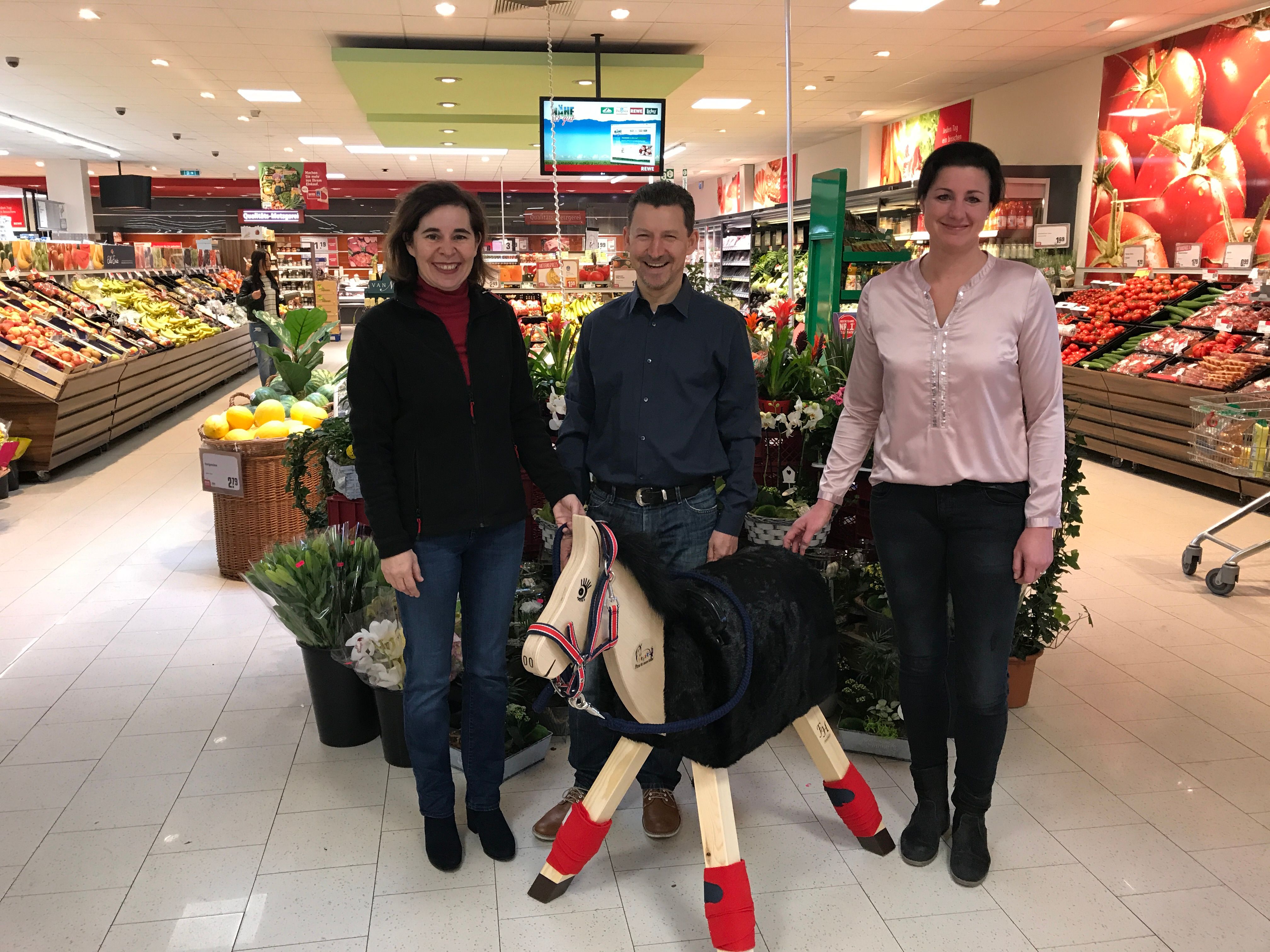 Unser Woody hat ein neues zu Hause gefunden, beim Waldkindergarten Matschepampe. Wir, die Familie Fuchs und die Marktleitungen der Rewe Rendeler Str und Rewe Luisenthaler Str, wünschen allen Kindern ganz viel Spaß mit dem Lernpferd