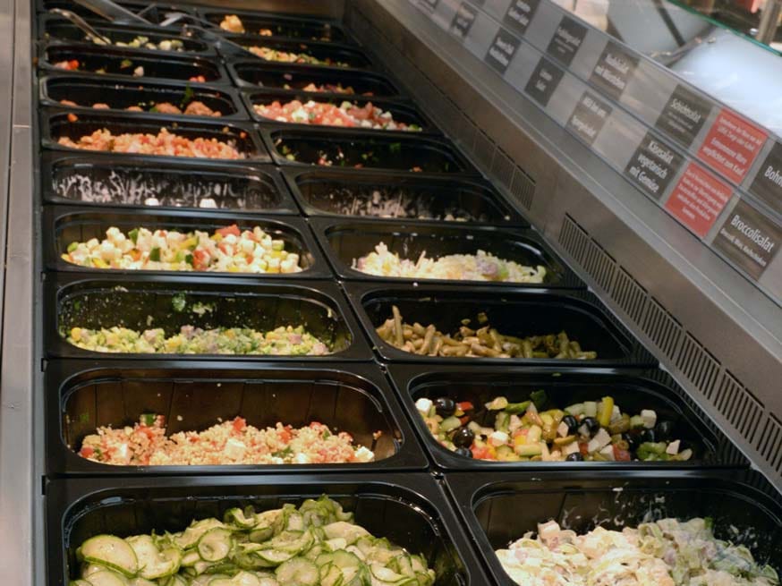 Täglich frische Salate in großer Auswahl auf den Tisch bringen, das funktioniert mit unserer Salatbar. Sie bestimmen was und wie viel auf den Teller kommt.