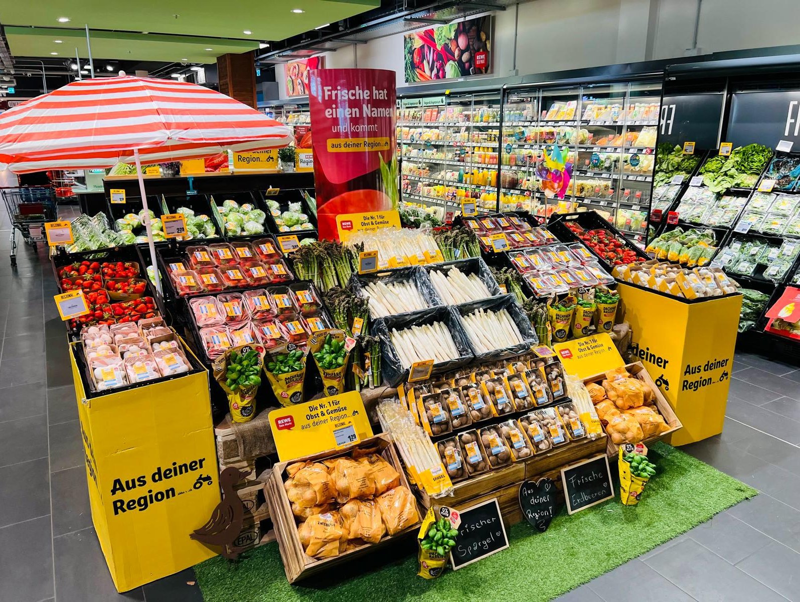 Obst- und Gemüseabteilung im REWE Markt Rödelheim
