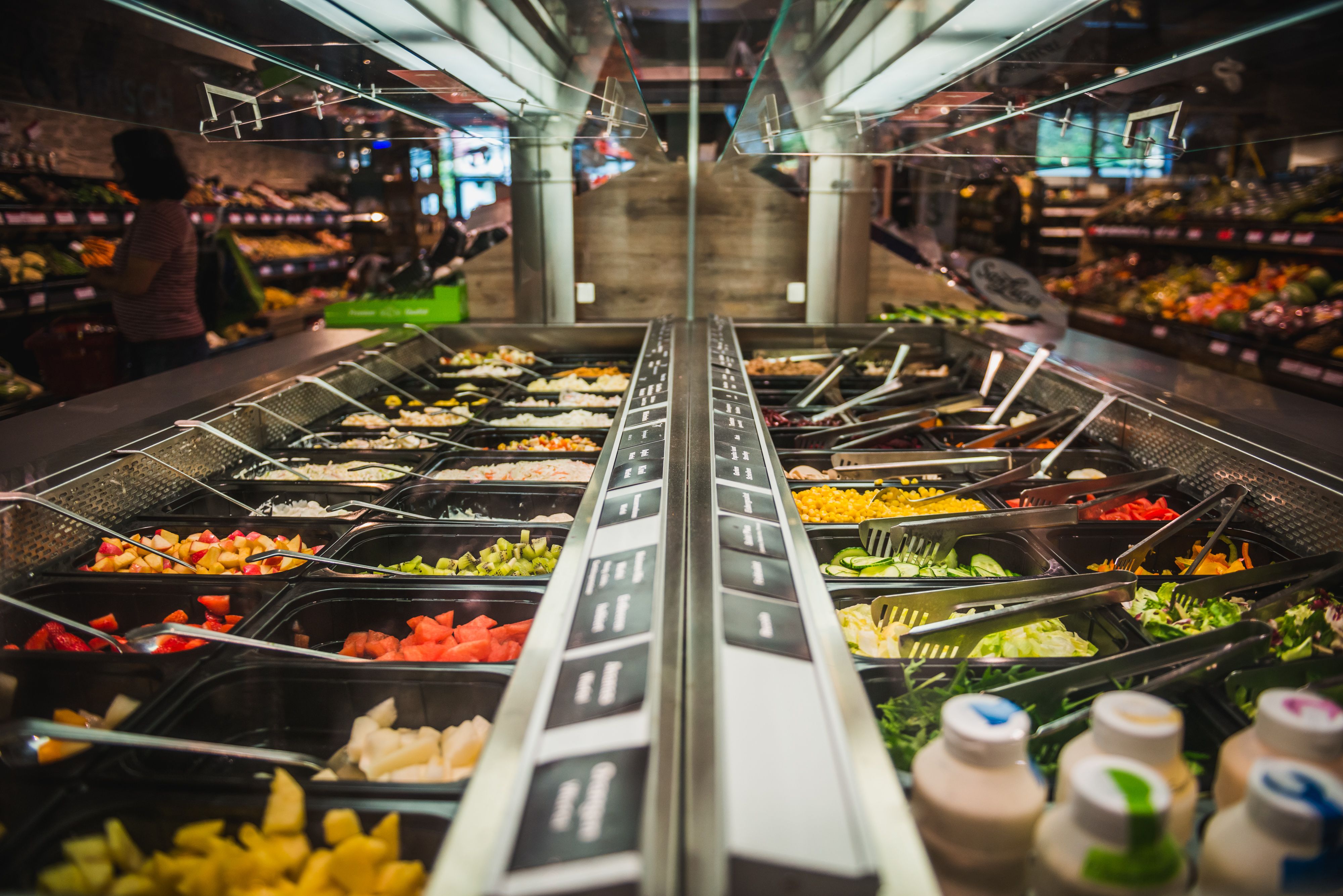 Unsere Salatbar, täglich frisch. Stellen Sie sich ihren Salat selber zusammen
