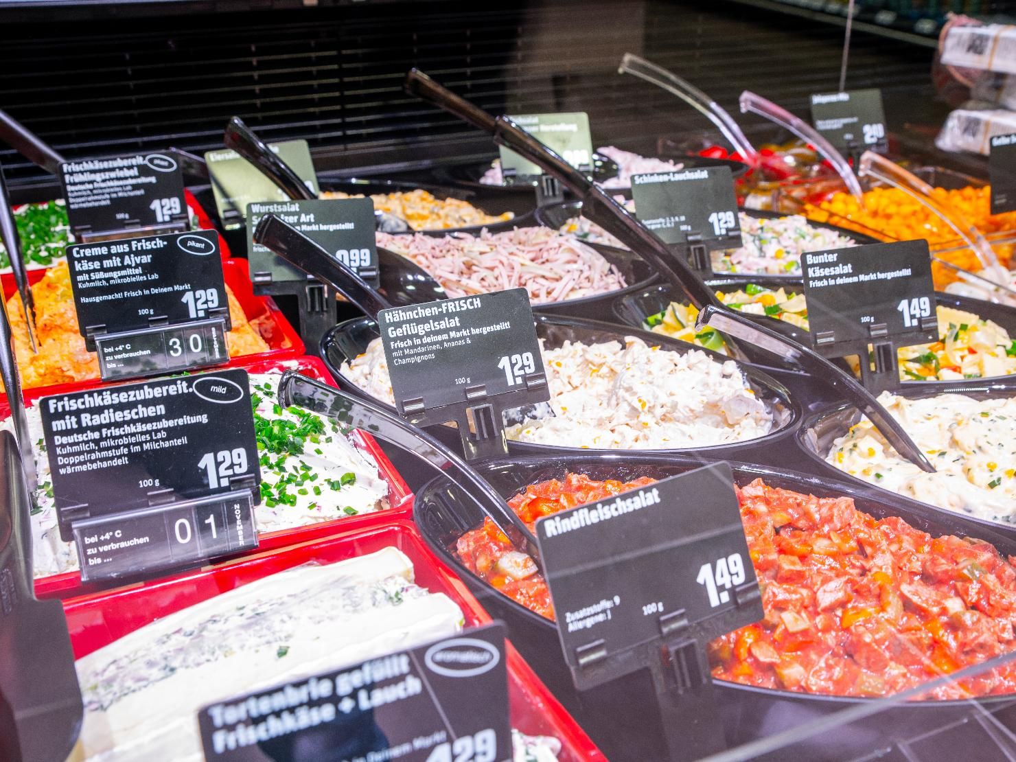 Unsere Bewdinungstheke mit Fleisch, Feinkost aus eigener Herstellung und Wurstwaren
